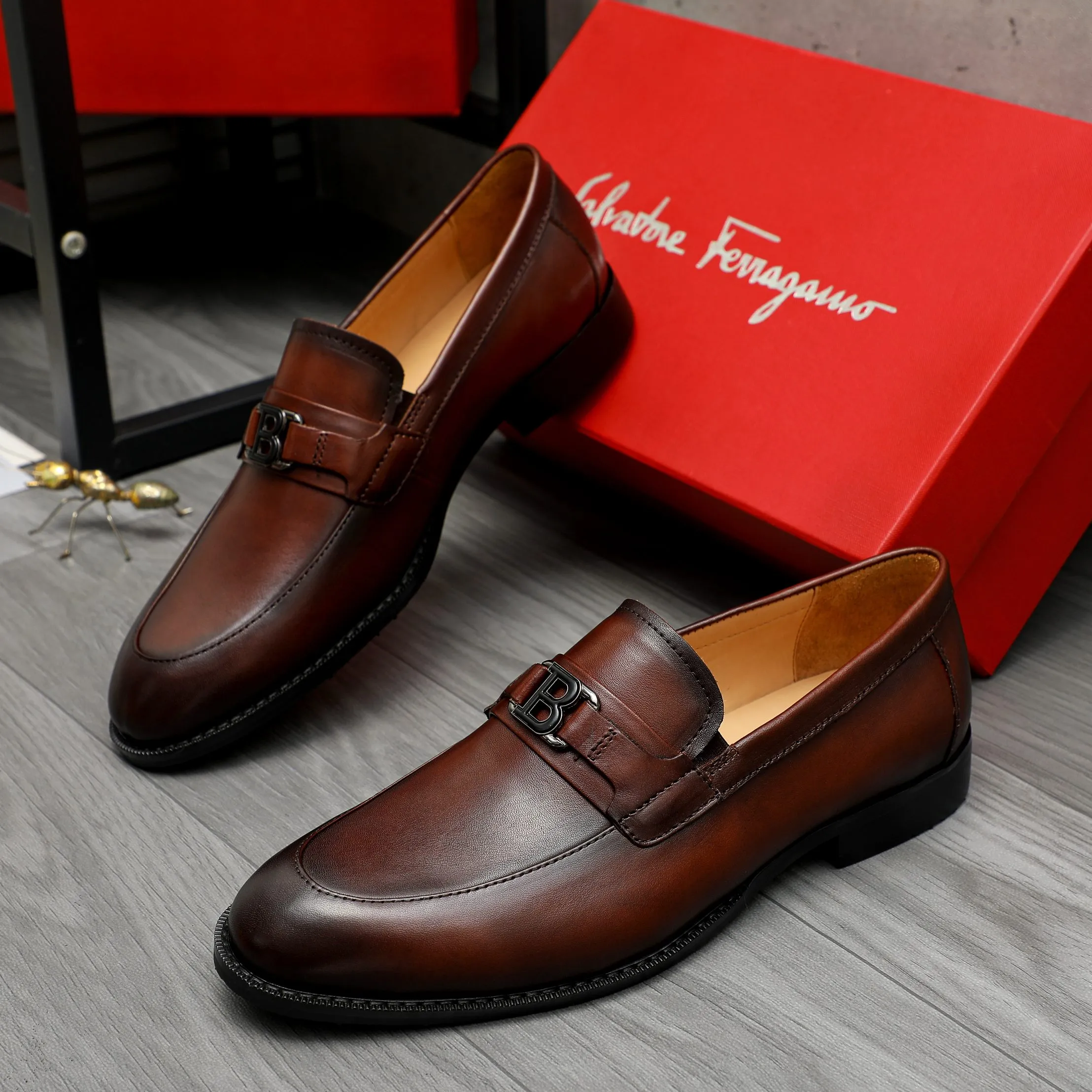 Men's shoes 💰540 Product trademark: Ferragamo "Ferragamo" business casual slip-on leather shoes Regular size: 39-45 (45. Customized, non-returnable) Product materials: Selected color-brushed cowhide upper, cowhide lining, original outsole